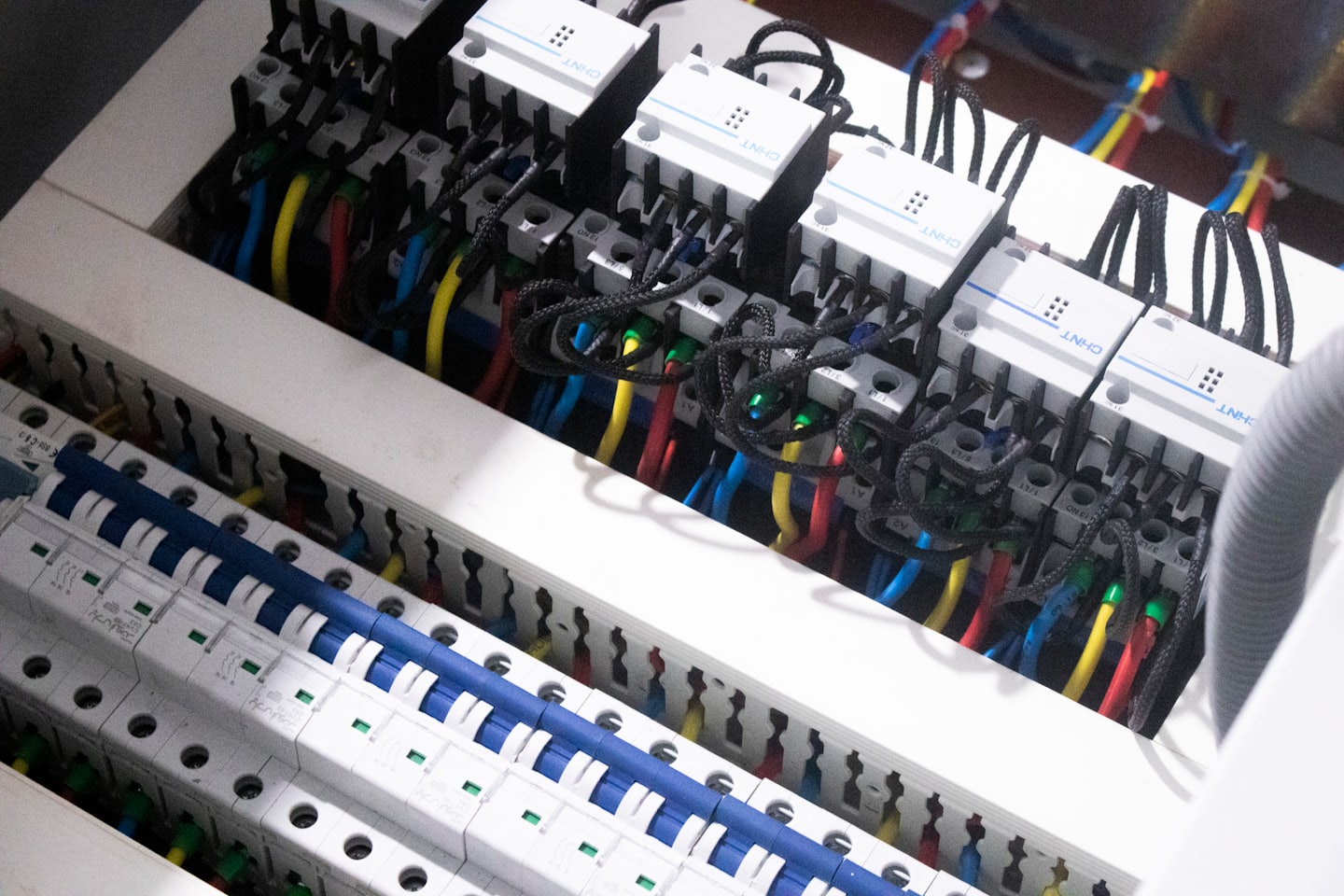Reihenklemmen und Schutzschalter in einer neu verdrahteten Elektroverteilung