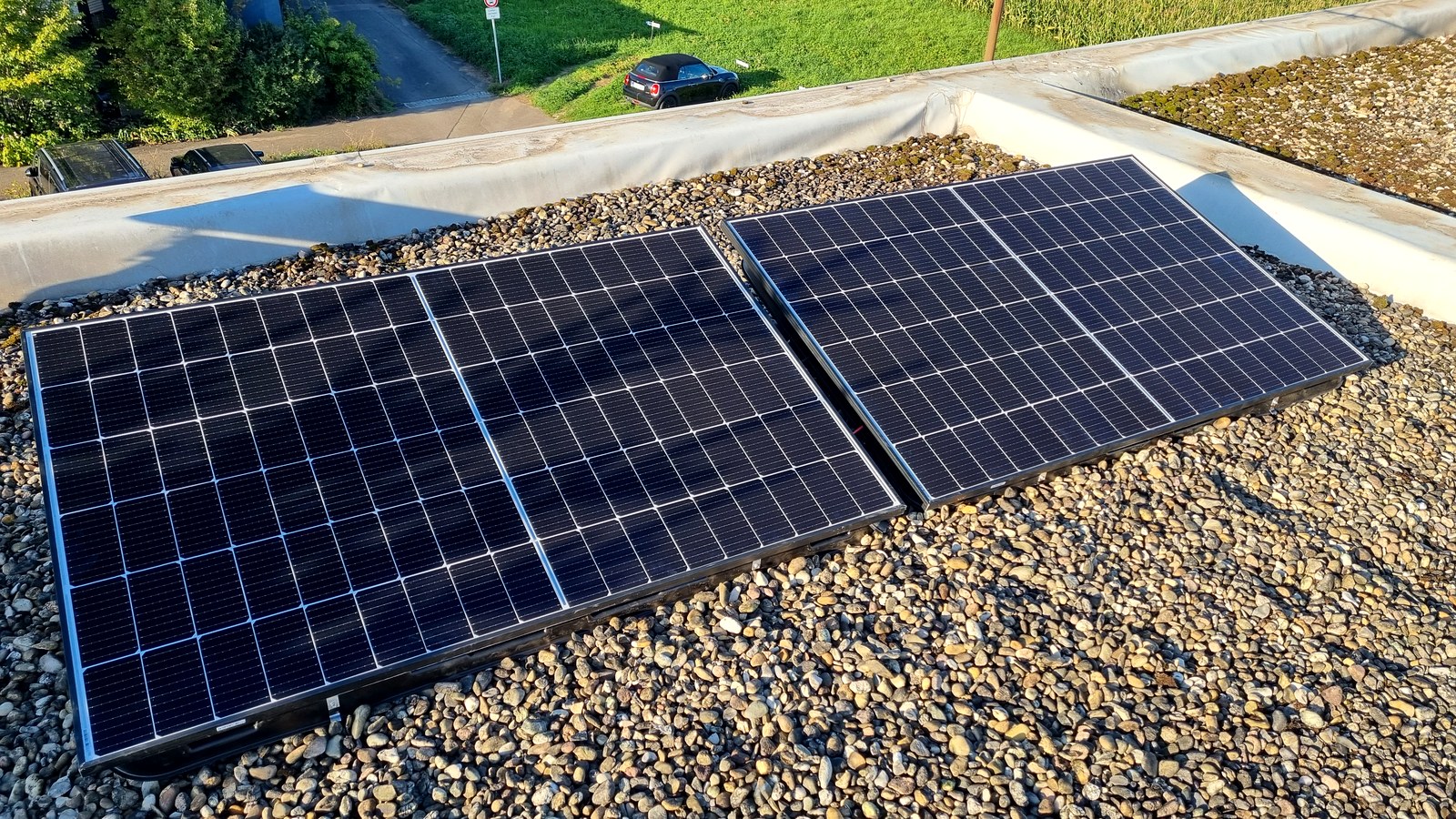 Aufgeständerte Photovoltaikmodule auf einem Flachdach
