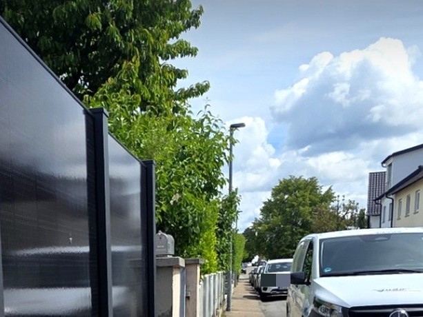 Photovoltaik-Sichtschutzzaun entlang des Grundstücks