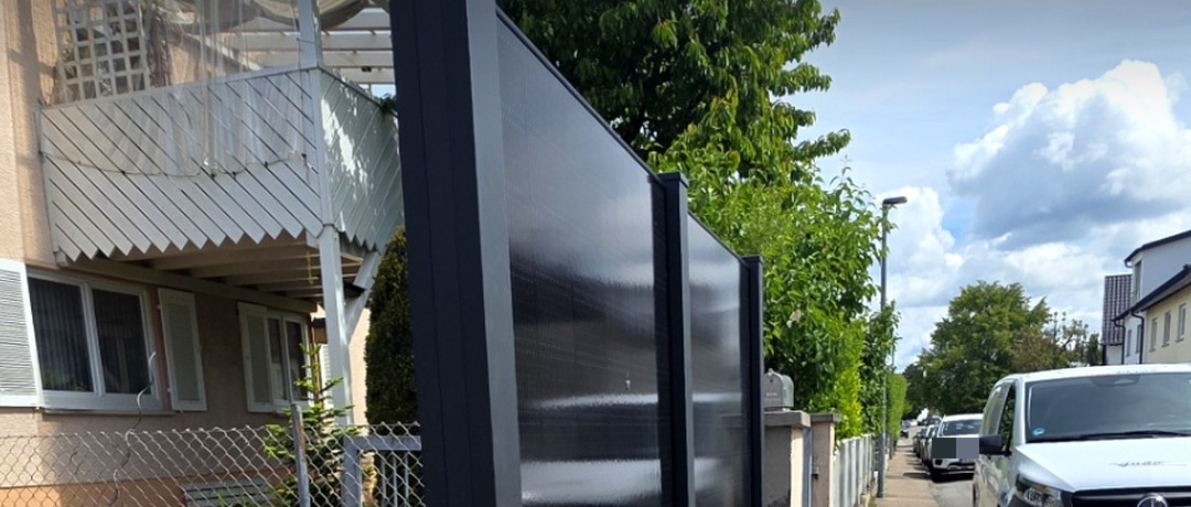 Photovoltaik-Sichtschutzzaun von der Straßenseite aus gesehen