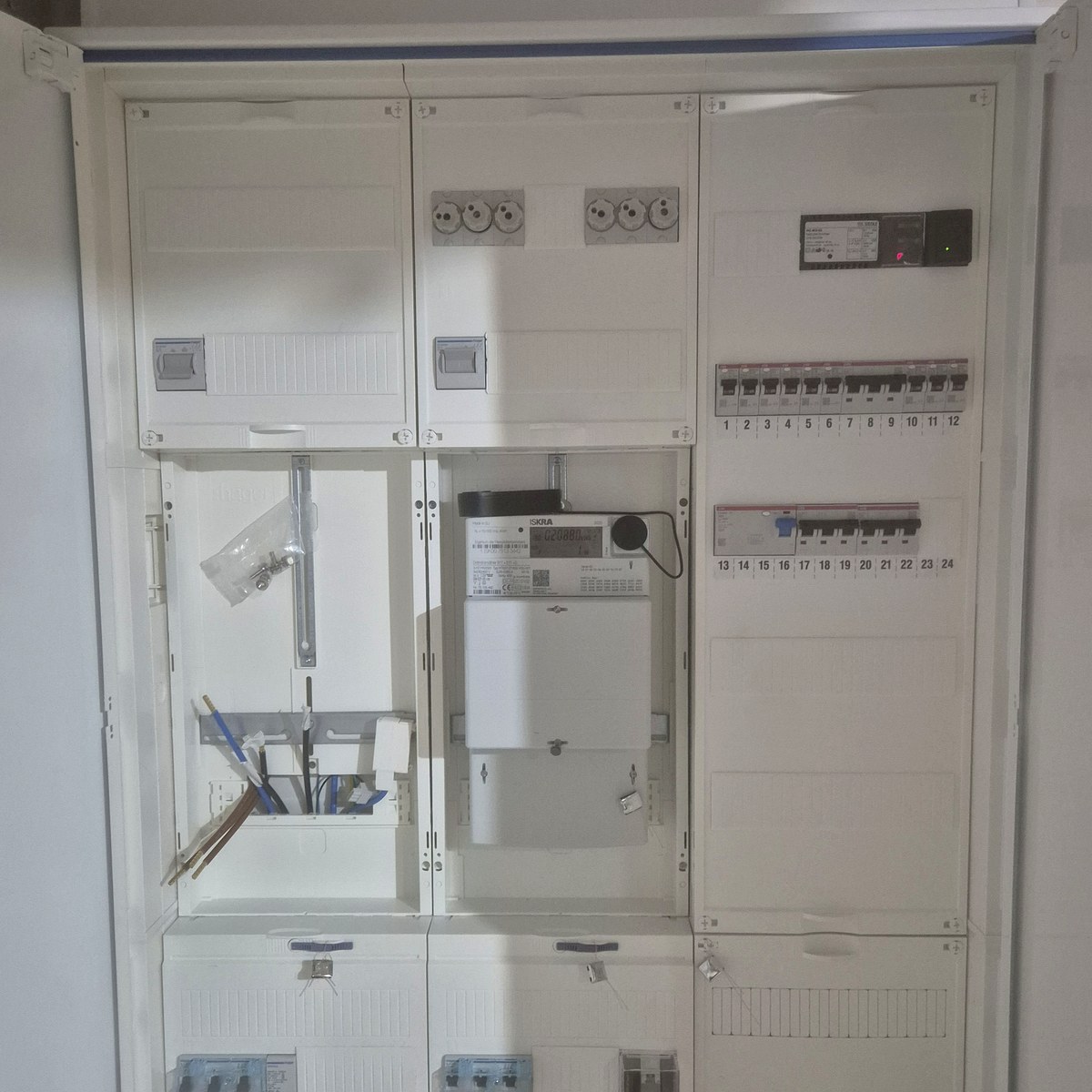 Zählerschrank mit Zähler und einer Reihe Sicherungsautomaten