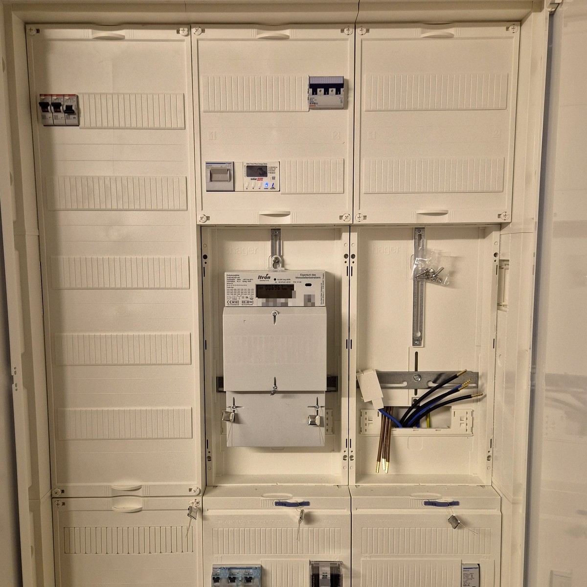 Neu aufgebauter Zählerschrank mit Zählerfeld und Sicherungsautomaten